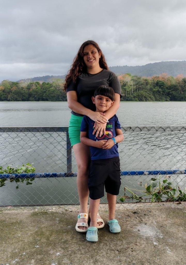 Madres que estudian para abrir nuevas oportunidades a sus hijos